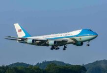 Air Force One Boeing 747 on approach