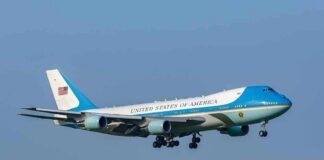 Air Force One Boeing 747 on approach