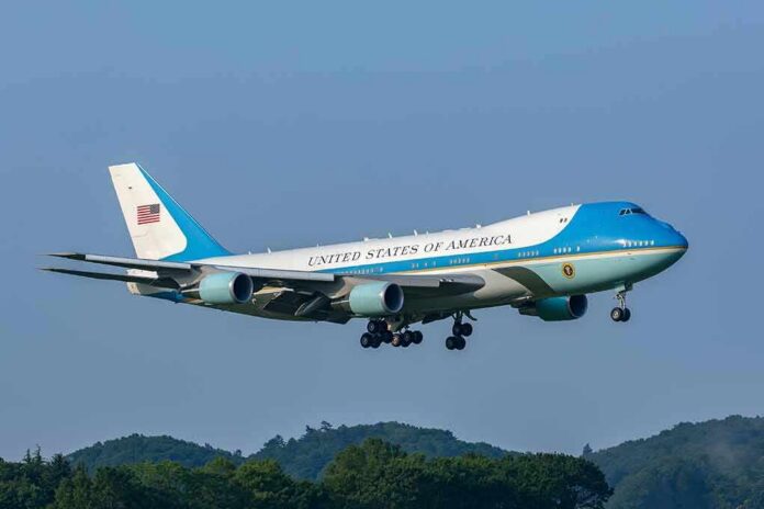 shutterstock_1312961120 Air Force One Boeing 747 on approach