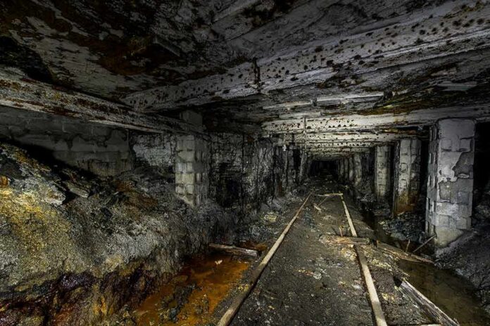 shutterstock_1014595105 Abandoned underground mine tunnel with decaying supports